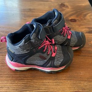 Keen hiking boot.  Toddler size 9